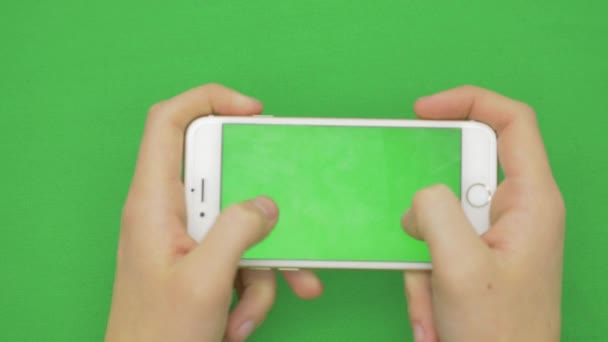 Za pomocą smart telefonu na zielony ekran z różnych gestów, poziomo, z bliska - zielony ekran — Wideo stockowe