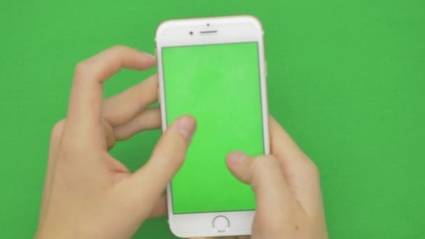 Usando el teléfono inteligente en la pantalla verde con varios gestos de la mano, vertikal, primer plano - pantalla verde — Vídeo de stock