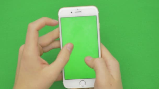 Usando el teléfono inteligente en la pantalla verde con varios gestos de la mano, vertikal, primer plano - pantalla verde — Vídeos de Stock