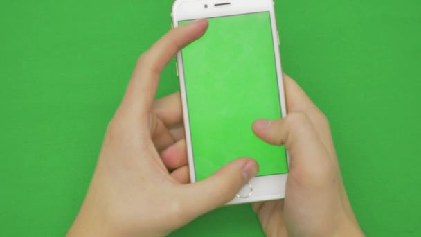 Usando el teléfono inteligente en la pantalla verde con varios gestos de la mano, vertikal, primer plano - pantalla verde — Vídeos de Stock