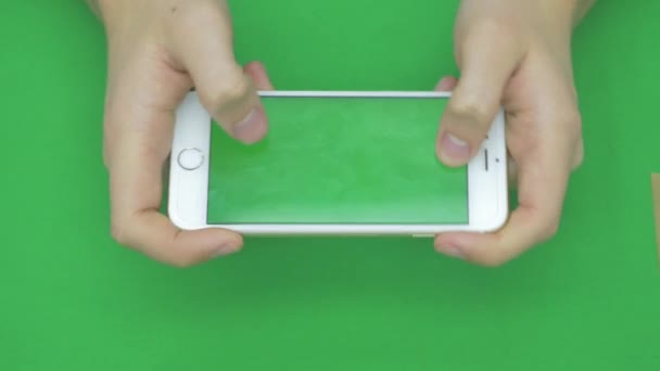 Використання смартфона на зеленому екрані з різними ручними жестами, горизонтально, крупним планом зелений екран — стокове відео