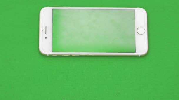 Utilizzando smart phone sullo schermo verde con vari gesti della mano, orizzontalmente, da vicino - schermo verde — Video Stock