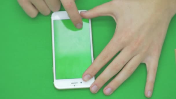 Met behulp van slimme telefoon op groen scherm met diverse handgebaren, vertikal, close-up - groen scherm — Stockvideo