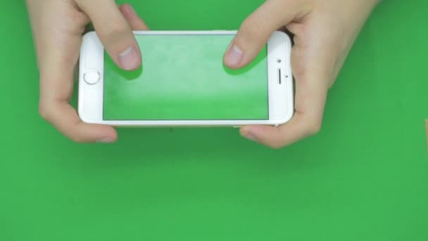 Usando telefone inteligente na tela verde com vários gestos de mão, horizontalmente, close-up - tela verde — Vídeo de Stock