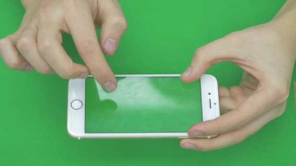 Met behulp van slimme telefoon op groen scherm met diverse handgebaren, horizontaal, close-up - groen scherm — Stockvideo