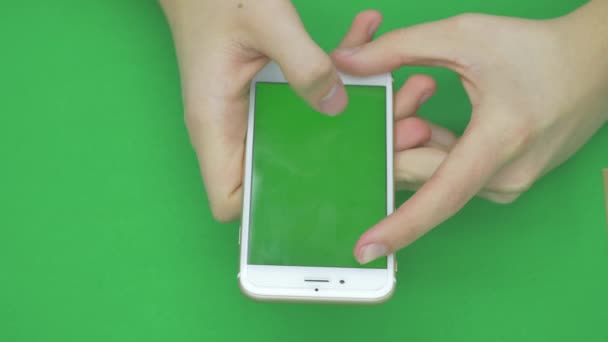Использование смартфона на зеленом экране с различными жестами рук, вертикальный, крупный план - зеленый экран — стоковое видео