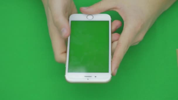 Utilisation du téléphone intelligent sur l'écran vert avec divers gestes de la main, vertikal, fermer - écran vert — Video