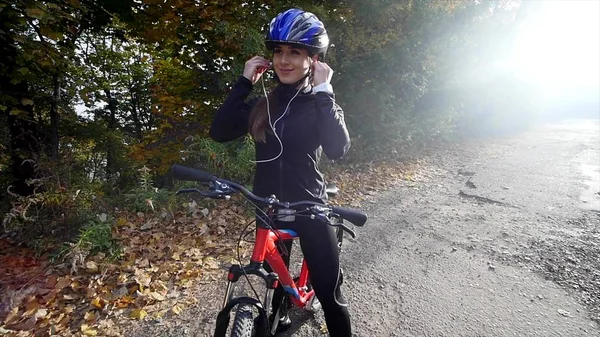 Sonbahar parkta bisikletle genç kadın görüntüsünü kapatın. ağır çekim — Stok fotoğraf