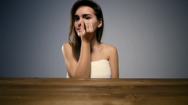 Uma bela jovem penteia a sobrancelha. Mulher bonita desenhar forma de beleza de sobrancelhas usando escova cosmética. Fechar — Vídeo de Stock