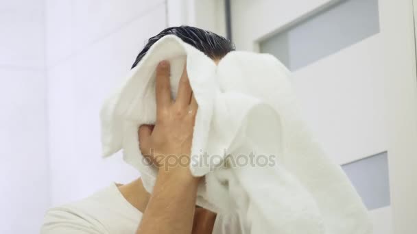 Close up. Man washes up in front of mirror. Tired unshaven guy in a white T-shirt — Stock Video