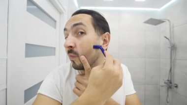 tıraş aynası önünde adam