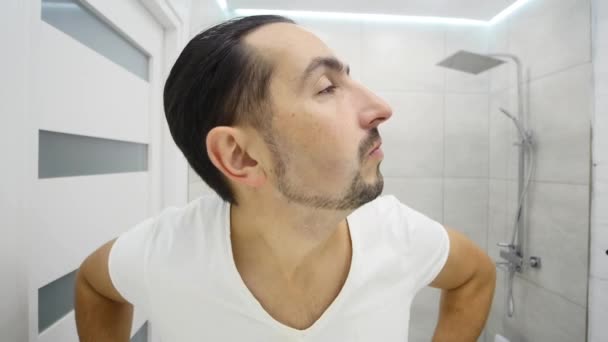Чоловік голиться перед дзеркалом — стокове відео