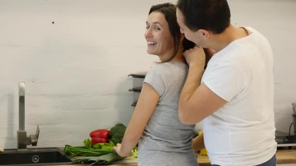 Pareja feliz cocinando juntos en la cocina — Vídeo de stock