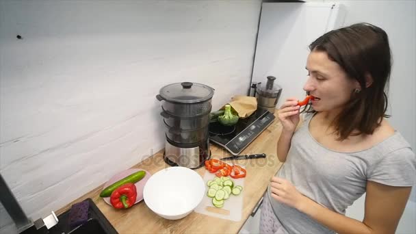 Voorbereiding van salades. Gezonde groenten in de keuken. eten koken — Stockvideo