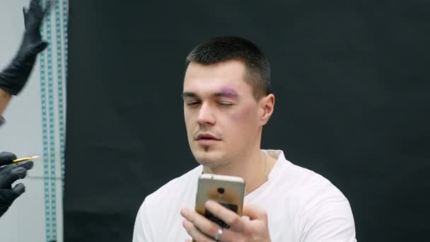 Maskérka na práci aplikování speciálních efektů make-up — Stock video
