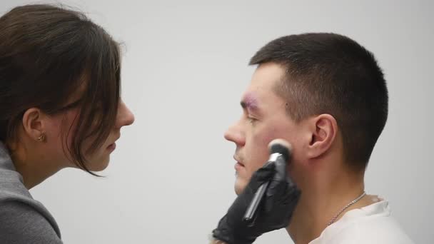 Make-up-Artist bei der Arbeit mit Spezialeffekten Make-up — Stockvideo