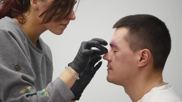 Make-up-Artist bei der Arbeit mit Spezialeffekten Make-up — Stockvideo