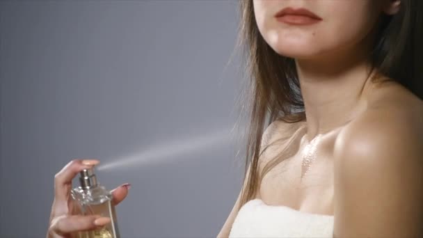 Leuk meisje sommige parfum spuiten op haar lichaam — Stockvideo