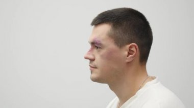 Makyaj sanatçısı, işe uygulanan özel efektler makyaj. Erkek kendini yok