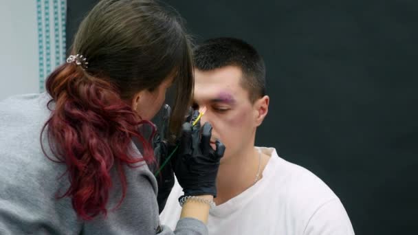 Make-up-Artist bei der Arbeit mit Spezialeffekten Make-up — Stockvideo