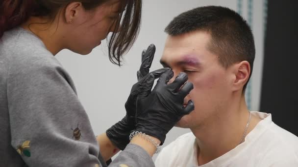 Maquiagem artista no trabalho aplicando efeitos especiais maquiagem — Vídeo de Stock
