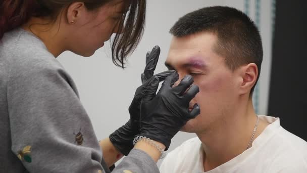 Maquillaje artista en el trabajo aplicando efectos especiales maquillaje — Vídeos de Stock