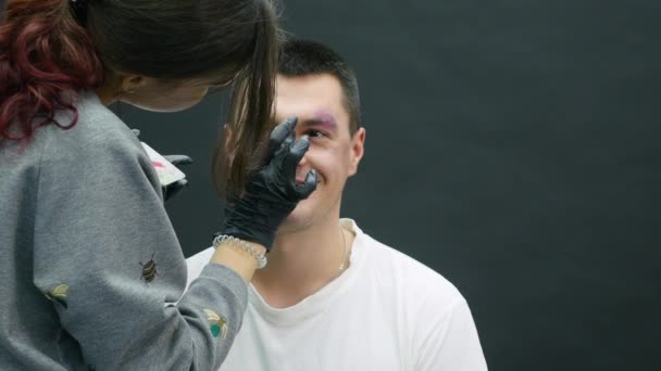 Maquillaje artista en el trabajo aplicando efectos especiales maquillaje — Vídeos de Stock