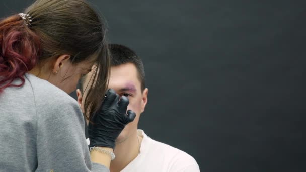 Καλλιτέχνης μακιγιάζ στο λειτουργούν εφαρμόζοντας ειδικά εφέ μακιγιάζ — Αρχείο Βίντεο