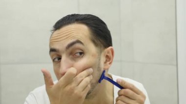 tıraş aynası önünde adam