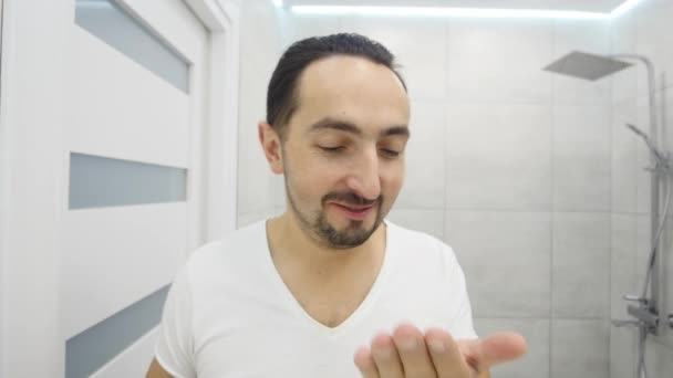 Muž aplikování pěny na holení na kůži obličeje, kosmetika a hygiena, Ranní rituál — Stock video