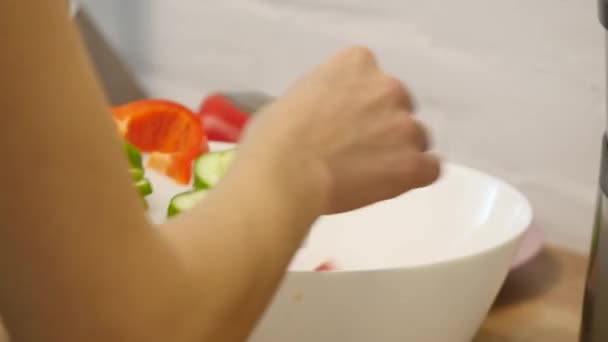 Beredning av sallader. Friska grönsaker i köket. Matlagning middag — Stockvideo