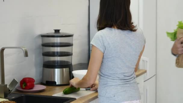 Zubereitung von Salaten. gesundes Gemüse in der Küche. Abendessen kochen — Stockvideo