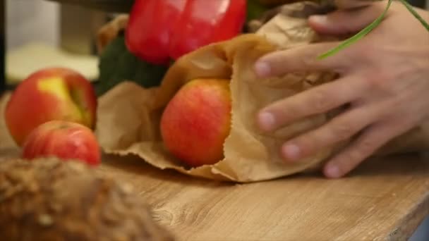 Fruits et légumes sur la table. macro tir — Video