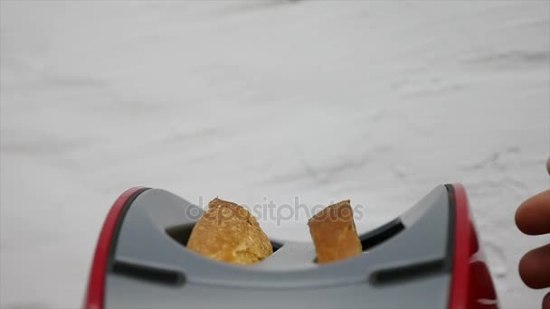 Toast maken in een broodrooster — Stockvideo