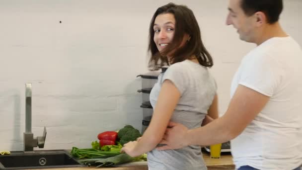 Boldog pár együtt főzés a konyhában — Stock videók