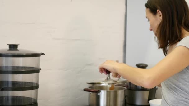 厨房做饭的女人 — 图库视频影像