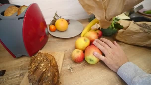 Фрукти та овочі на столі. макрозйомка — стокове відео