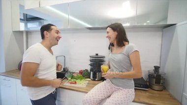 Mutlu çift birlikte mutfakta yemek. ağır çekim