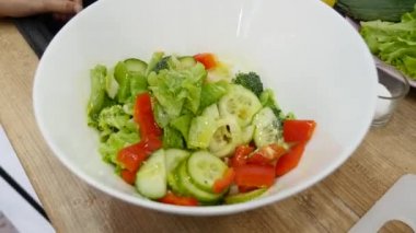 Salatalar hazırlanması. Sağlıklı sebze mutfakta. yemek pişirme