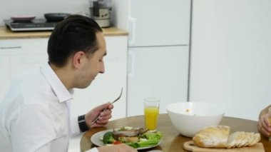 Mutfakta sohbet ve, birlikte kahvaltı mutlu çift Anasayfa