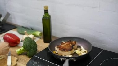 Tuz ve biber ile süslenmiş sıcak ızgarada lezzetli biftek yer. Biftek çiğ et Biftek kızart. et olmak tereyağı ve bir tavada ısıtmalı kızarmış. portre. ağır çekim