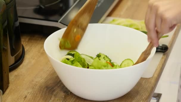 サラダの準備。キッチンでの野菜。夕食を作ってください。 — ストック動画