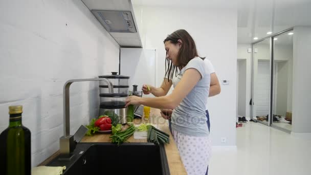 Szerető srác átölelve a mosolygós barátnője a konyhában reggel reggeli kerül sor, a lassú mozgás — Stock videók