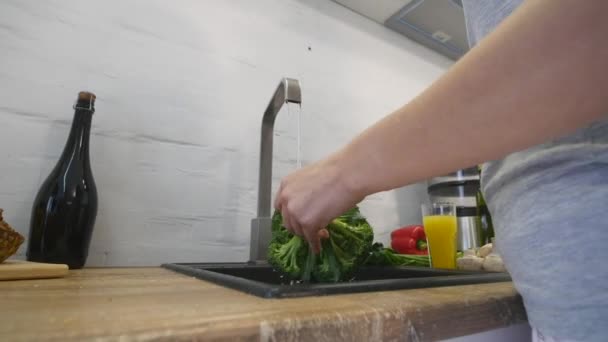 Womens hands wash fresh vegetables — Stock Video