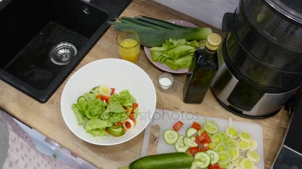 Preparação de saladas. Legumes saudáveis na cozinha. cozinhar o jantar — Vídeo de Stock