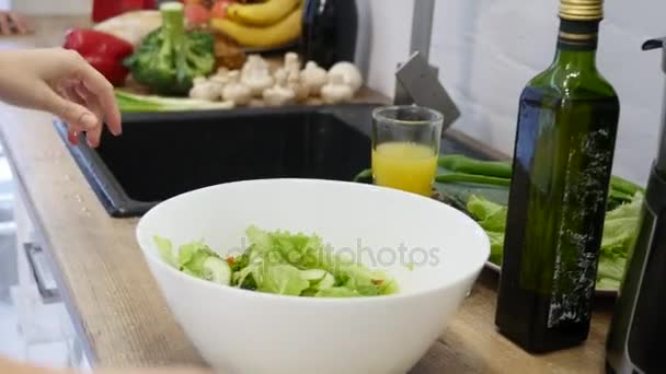 沙拉的制备。在厨房里的健康蔬菜。做晚饭 — 图库视频影像