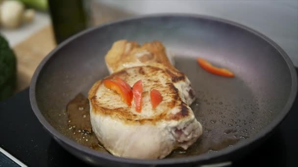 Bife delicioso colocado na grelha quente decorado com sal e pimenta. Bife frito carne crua. a carne que frita a manteiga e aquece-se em uma panela. Fechar. câmara lenta — Vídeo de Stock