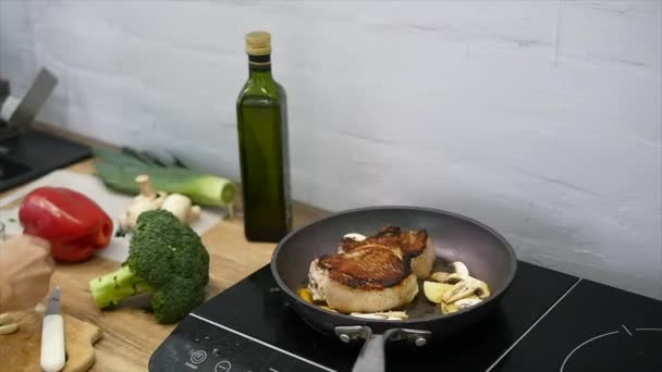 Délicieux steak placé sur un gril chaud garni de sel et de poivre. Faire frire le steak de viande crue de bœuf. viande étant du beurre frit et chauffée dans une casserole. gros plan. au ralenti — Video