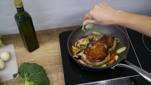 Pyszny stek umieszczone na gorącym grillu doprawione solą i pieprzem. Smażyć steki surowego mięsa wołowego. mięso jest smażone masło i podgrzewany na patelni. zbliżenie. zwolnionym tempie — Wideo stockowe