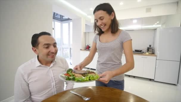 Mulher carregando uma refeição na mesa — Vídeo de Stock